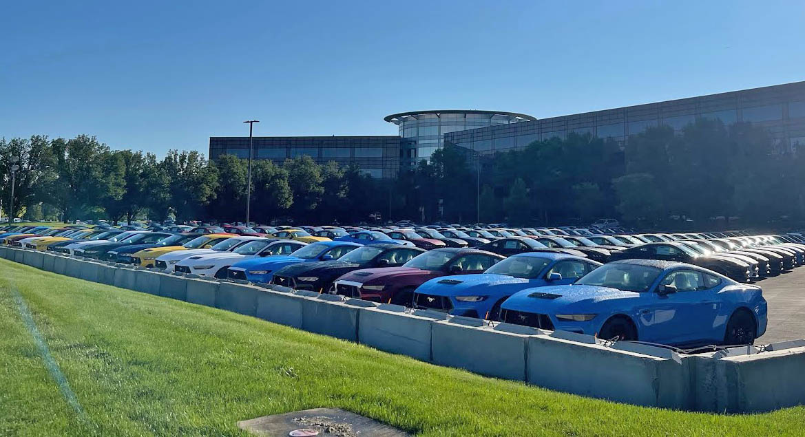 More Parking Lots Full of 2024 Mustangs Mustang7G 2024+ S650